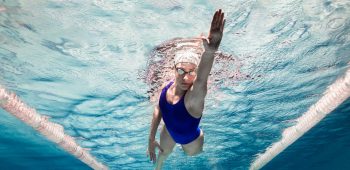 Underwater,Picture,Of,Female,Swimmer,In,Swimming,Suit,And,Goggles
